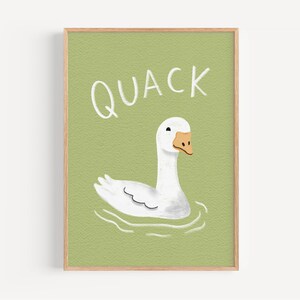 Puede incluir: Una impresi&oacute;n enmarcada verde con un pato blanco nadando en un estanque. El texto "QUACK" est&aacute; escrito en blanco sobre el pato.