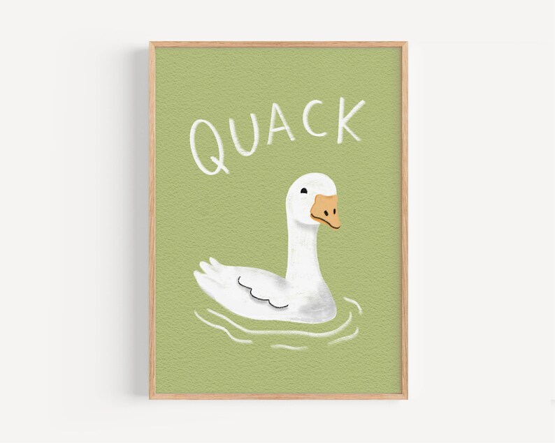 Puede incluir: Una impresi&oacute;n enmarcada verde con un pato blanco nadando en un estanque. El texto "QUACK" est&aacute; escrito en blanco sobre el pato.