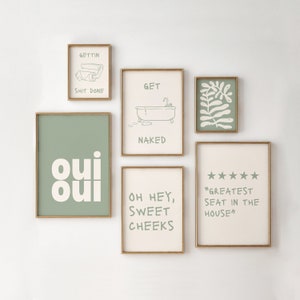 Può includere: Un set di sei stampe incorniciate con testo e illustrazioni in verde e bianco. Le stampe presentano frasi come "Gettin' Shit Done", "Get Naked", "Oh Hey, Sweet Cheeks", e "Greatest Seat in the House".