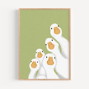 Puede incluir: Una ilustraci&oacute;n digital de cinco patos blancos con picos y patas naranjas, mirando al espectador. Los patos est&aacute;n dispuestos en forma de pir&aacute;mide, con el pato m&aacute;s grande en la parte superior y el pato m&aacute;s peque&ntilde;o en la parte inferior. El fondo es de color verde claro.
