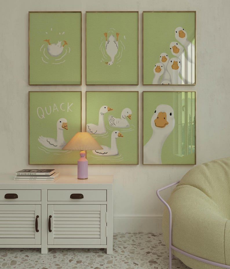 Puede incluir: Seis ilustraciones enmarcadas de gansos sobre un fondo verde claro. Las ilustraciones presentan gansos en varias poses, incluyendo nadar, volar y mirar al espectador. La palabra "QUACK" est&aacute; escrita en blanco en uno de los marcos.