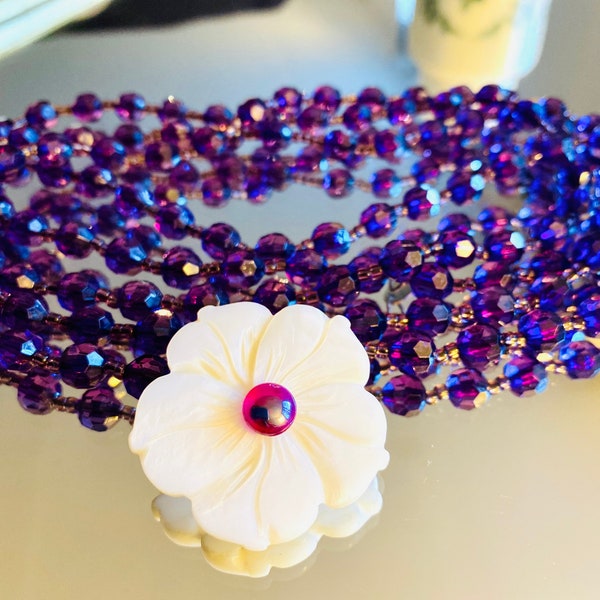 Sautoir vintage LDADPR violet. Collier en perles facettées et une fleur d’Hibiscus en nacre.  Cadeau pour elle