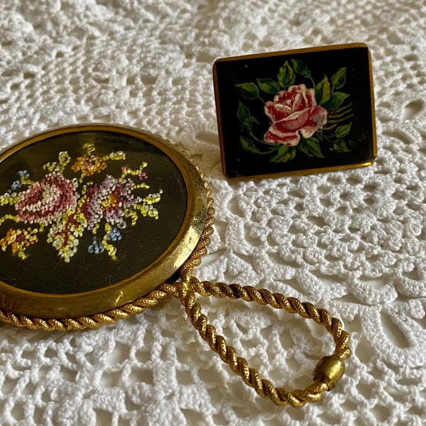 Broche et Miroir Vintages Broche peinte à la main signé par artiste ,petit miroir de sac a main , miroir décor rose brodé.