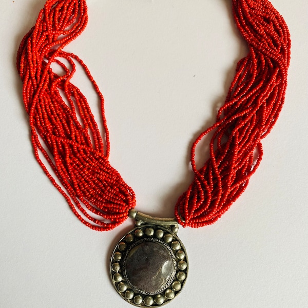 Vintage Collier Ethnic Tibétaine.  Tour de  cou en  perles de rocaille couleur Corail et grand élément argenté avec la  pierre.