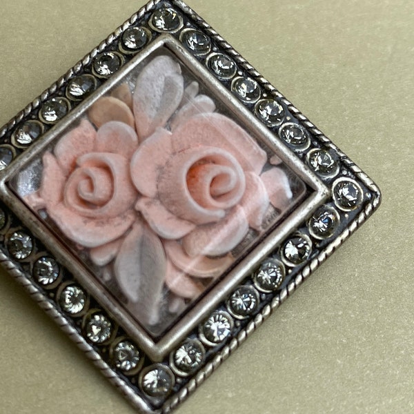 Superbe  Broche Antique.    Bouquet de Roses en Lucite Cadeau pour femme