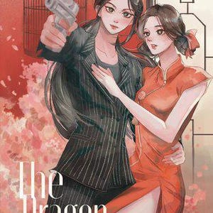 Op de afbeelding: Een digitale illustratie van twee vrouwen, een in een zwart-wit gestreept pak met een pistool in de hand, de andere in een rode jurk. De tekst "The Dragon #มังกรไร่ใจ" staat onderaan de afbeelding. De tekst "ENG VER Writer: Salmon Illust: Maybew" staat rechtsonder in de afbeelding.
