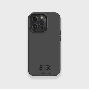 Könnte beinhalten: Dunkelgraue Handyhülle mit Kameraausschnitt und den Initialen "S R" in Schwarz sowie dem Datum "01.01.2020" darunter. Die Hülle ist für ein Smartphone konzipiert.