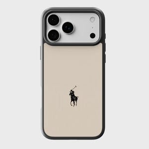 Könnte beinhalten: Eine Handyhülle mit schwarzem Rand und beigem Hintergrund. Die Hülle zeigt ein schwarzes Logo eines Polospielers auf einem Pferd. Die Handyhülle hat oben einen Bereich für Kamera und Blitz.