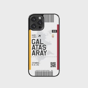 Könnte beinhalten: Schwarze Handyhülle mit weißem Hintergrund, gestaltet wie eine Bordkarte. Mit dem Text "GALATASARAY", dem Namen "MAURO ICARDI" und der Stadt "ISTANBUL". Die Hülle hat einen gelben und roten Streifen.