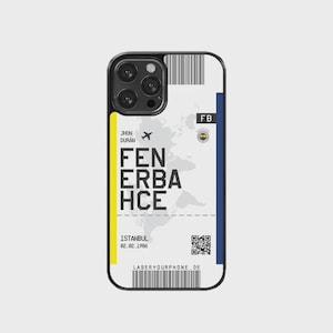 Könnte beinhalten: Eine Handyhülle mit einem Design, das einem Boardingpass ähnelt. Auf der Hülle steht der Text "FENERBAHCE" in großen Buchstaben, zusammen mit der Stadt "ISTANBUL" und dem Datum "02.02.1986". Die Hülle hat einen schwarzen Rand und einen weißen Hintergrund mit gelben und blauen Akzenten.