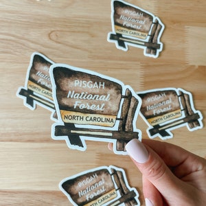 Pegatina de acuarela pintada a mano con el cartel del bosque nacional Pisgah, sendero de los Apalaches, senderismo, naturaleza, Carolina del Norte, pegatina para computadora portátil