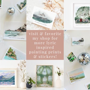 Pu&ograve; includere: Un collage di dipinti ad acquerello e illustrazioni ispirate a testi di canzoni. I dipinti mostrano scene di natura, paesaggi urbani e paesaggi. Il testo "visit & favorite my shop for more lyric inspired painting prints & stickers!" &egrave; visualizzato al centro del collage.