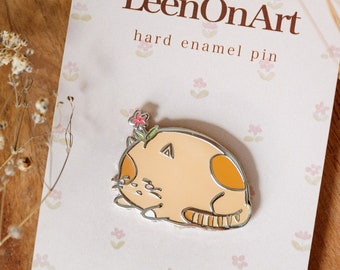 pin // sleepy chubby beige cat  - hard metal enamel pin
