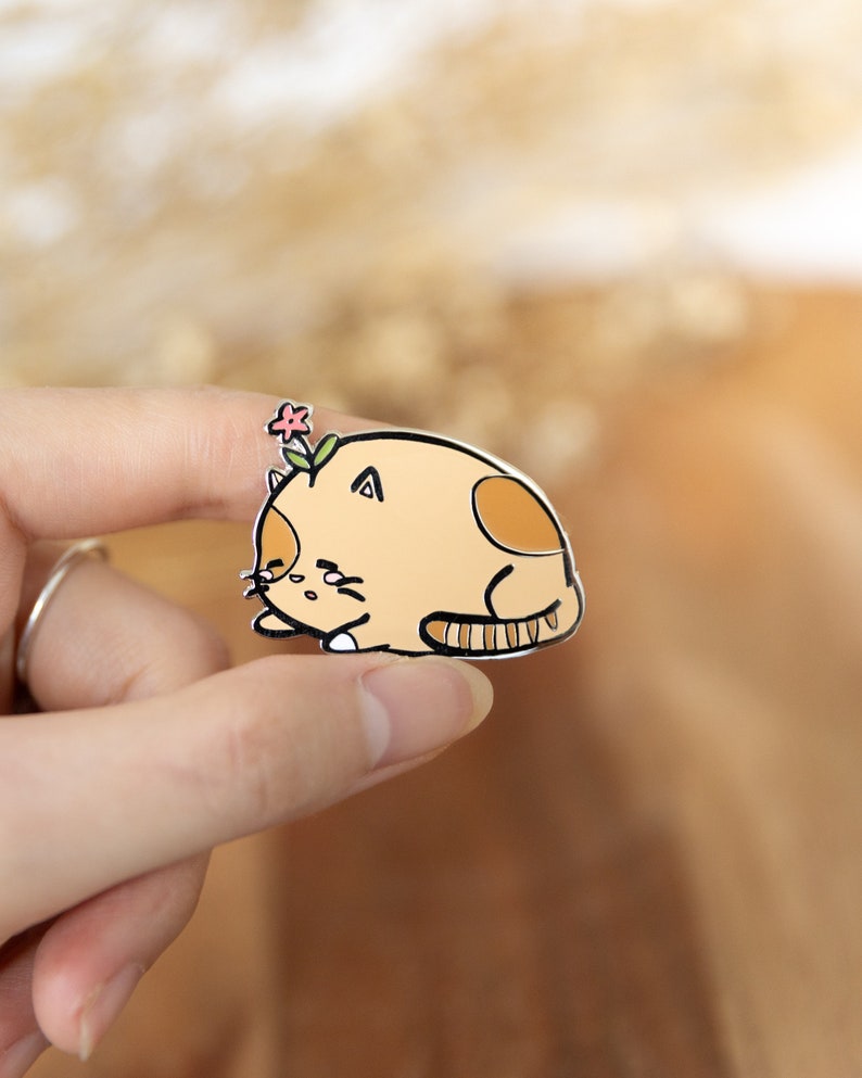 pin // sleepy chubby beige cat hard metal enamel pin Bild 2