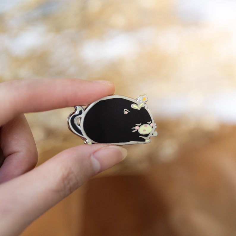 pin // sleepy chubby black cat hard metal enamel pin Bild 1