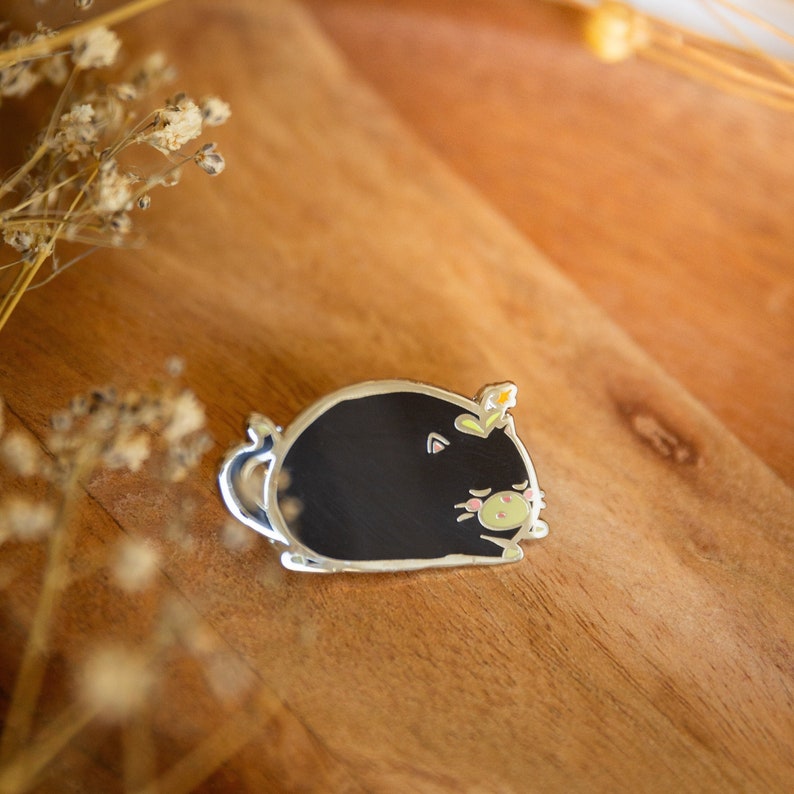 pin // sleepy chubby black cat hard metal enamel pin Bild 6