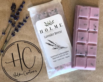 Op de afbeelding: Een lavendel geur soy wax smeltblok met een label waarop staat "HOLME Handmade Wax Melts Lavender Breeze Hand Poured in Hertfordshire Made from 100% Soy Wax Vegan-Cruelty Free-Organic"