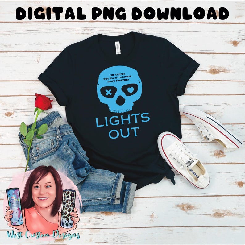 K&ouml;nnte beinhalten: Schwarzes T-Shirt mit blauem Totenkopf-Motiv und dem Text "LIGHTS OUT". Das Bild zeigt blaue Jeans, wei&szlig;e Turnschuhe, eine rote Rose und eine Grafik zum digitalen Download. Thema: Design f&uuml;r Paare.