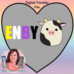 Puede incluir: Archivo de transferencia digital con una vaca de dibujos animados con manchas negras y blancas, una nariz rosa y pequeños cuernos amarillos. La palabra "ENBY" se muestra en amarillo, blanco y morado. La imagen está sobre un fondo gris en forma de corazón.