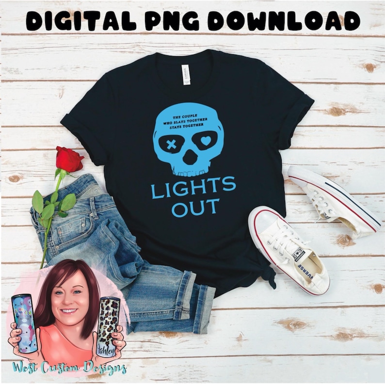 K&ouml;nnte beinhalten: Schwarzes T-Shirt mit blauem Totenkopf-Design und dem Text "LIGHTS OUT". Das Bild zeigt blaue Jeans, wei&szlig;e Turnschuhe und eine rote Rose. Der Text "DIGITAL PNG DOWNLOAD" ist ebenfalls sichtbar.