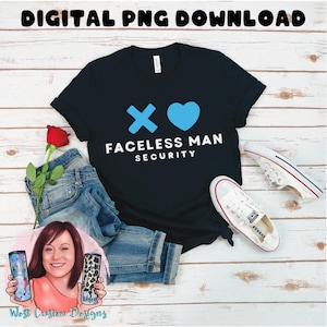 Op de afbeelding: Zwart T-shirt met de tekst "FACELSS MAN SECURITY" en een blauw kruis- en hartontwerp. Het shirt wordt gecombineerd met een blauwe jeans en witte sneakers. Een rode roos en een digitale PNG-downloadafbeelding zijn ook zichtbaar.