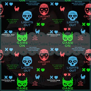 Puede incluir: Fondo oscuro con un patr&oacute;n repetido de dise&ntilde;os gr&aacute;ficos. Los dise&ntilde;os incluyen cascos, calaveras y m&aacute;scaras en varios colores, junto con texto como "Lights Out" y "Game On". Tambi&eacute;n hay corazones, cruces y siluetas de gatos.