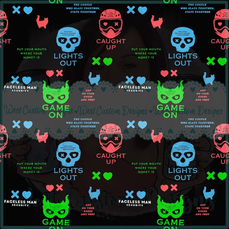 Puede incluir: Fondo oscuro con un patr&oacute;n repetido de dise&ntilde;os gr&aacute;ficos. Los dise&ntilde;os incluyen cascos, calaveras y m&aacute;scaras en varios colores, junto con texto como "Lights Out" y "Game On". Tambi&eacute;n hay corazones, cruces y siluetas de gatos.
