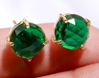 Pendientes redondos de oro de 14 quilates con esmeraldas: Joyería artesanal con piedras preciosas.