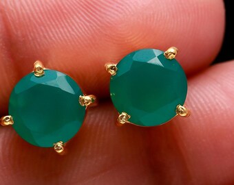 Pendientes redondos de oro de 14 quilates con ónix verde: Joyería artesanal con piedras preciosas.
