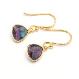 Pendientes colgantes de fluorita multi natural en forma de trillón, joyería artesanal de oro de 14 quilates, pendientes de diseñador, pendientes elegantes, regalo de cumpleaños para ella