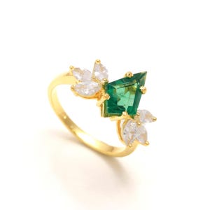 Green Emerald Kite Shape Wedding Ring, 14k Gold Dainty Jewelry, Handmade Ring, Engagement Ring, Statement Ring, Wedding Ring, Christmas Gift