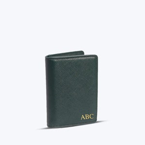 Cartera plegable personalizada de piel Saffiano verde con monograma o iniciales personalizadas. Idea de regalo perfecta