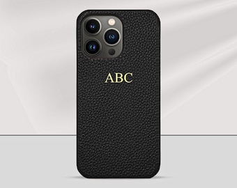 Coque de portable personnalisée en cuir galet noir, iPhone 15, iPhone 15+, iPhone 15 Pro, iPhone 15 Pro Max avec nom ou initiales personnalisés.