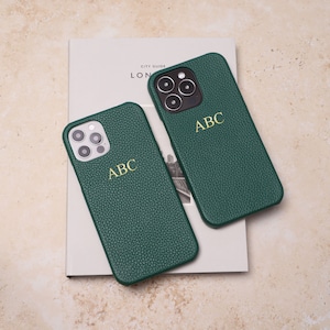 Gepersonaliseerde groene leren telefoonhoes met kiezelstenen, iPhone 15, iPhone 15+, iPhone 15 Pro, iPhone 15 Pro Max met aangepaste naam of initialen.