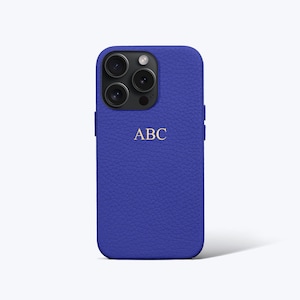 Gepersonaliseerde blauwe kiezelstenen leren iPhone-hoes volledig omwikkeld - iPhone 15, iPhone 15+, iPhone 15 Pro, iPhone 15 Pro Max met monogram-initialen.