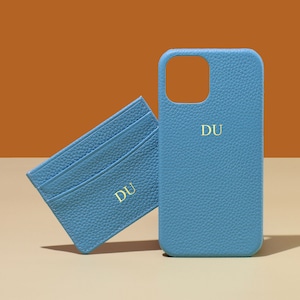 Set regalo personalizzato in pelle di ciottoli blu cielo - Custodia per telefono e porta carte per iPhone 13, 13 Pro e 13 Pro Max con iniziali