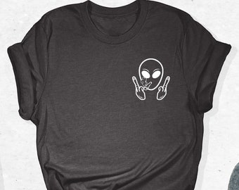 Camiseta de extraterrestre, camiseta de bolsillo, camiseta de extraterrestre de bolsillo, camiseta espacial, camiseta de nave espacial, camiseta "Mientras pienso", camiseta divertida, camiseta divertida de extraterrestre, extraterrestre fumando