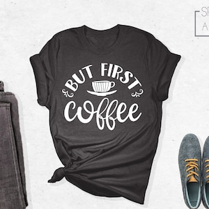 Camiseta "Pero primero, café", Camiseta "Primero el café", Camiseta de café, Camiseta de café para mujer, Camiseta para amantes del café, Regalo para amantes del café, Regalo para ella imagen 1