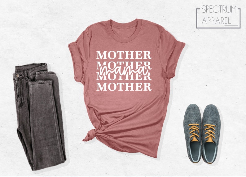 Puede incluir: Una camiseta rosa polvorienta con el texto "MOTHER MOTHER mama MOTHER MOTHER" en blanco.