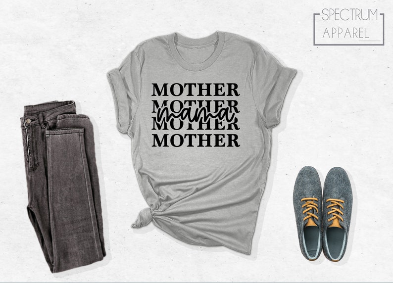 Puede incluir: Una camiseta gris jaspeada con el texto "MOTHER MOTHER mama MOTHER" en letras negras.