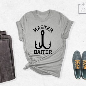 Pode incluir: Uma camiseta cinza mescla com um gr&aacute;fico de anzol de pesca preto e o texto "Master Baiter".