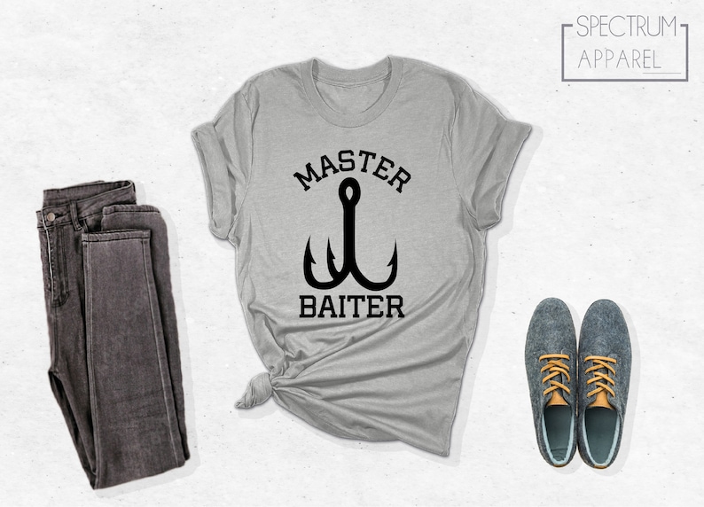 Pode incluir: Uma camiseta cinza mescla com um gr&aacute;fico de anzol de pesca preto e o texto "Master Baiter".
