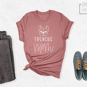 K&ouml;nnte beinhalten: Ein staubiges rosafarbenes T-Shirt mit einer wei&szlig;en Umrandung eines franz&ouml;sischen Bulldoggen und dem Text "Frenchie Mom".
