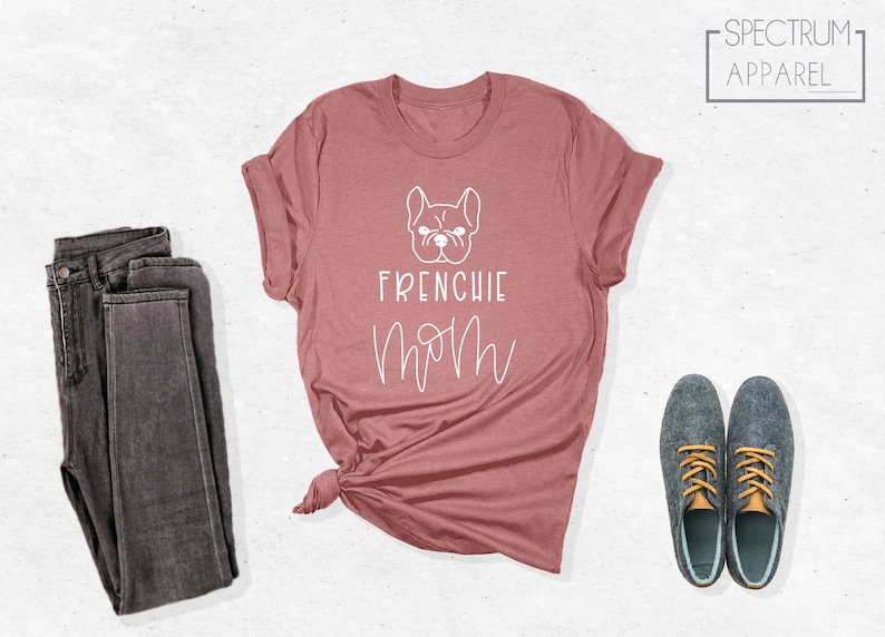 K&ouml;nnte beinhalten: Ein staubiges rosafarbenes T-Shirt mit einer wei&szlig;en Umrandung eines franz&ouml;sischen Bulldoggen und dem Text "Frenchie Mom".