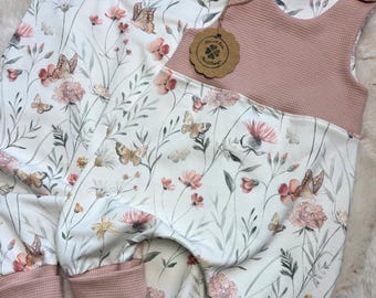 Strampler Mädchen Blumen und Schmetterlinge, Latzhose rosa, Gr.44-92, Jumpsuit, Newborn Outfit, Geschenk Geburt Mädchen