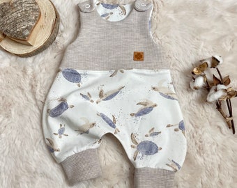 Strampler Baby, Romper Junge, Latzhose aus Waffeljersey beige meliert, Schildkröten blau, Gr.50-98 unisex, Einteiler, Babyanzug