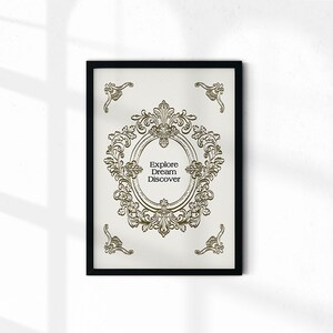 Puede incluir: Una impresión enmarcada en negro con un diseño dorado adornado y el texto "Explore Dream Discover" sobre un fondo blanco.