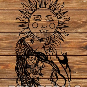 Könnte beinhalten: Schwarz-weiß-Linienkunst-Illustration einer Frau mit langen, fließenden Haaren und Blumen im Haar, die eine Sonne mit einem Gesicht umarmt. Die Sonne hat ein lächelndes Gesicht mit geschlossenen Augen und rosigen Wangen. Das Bild ist auf einem Holzmaserungshintergrund.