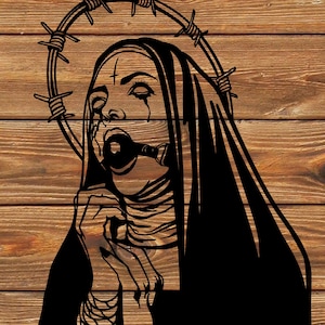 Puede incluir: Ilustración en blanco y negro de una mujer con hábito de monja y una corona de espinas. Su boca está cubierta con un bozal y sus manos están atadas con una cuerda.