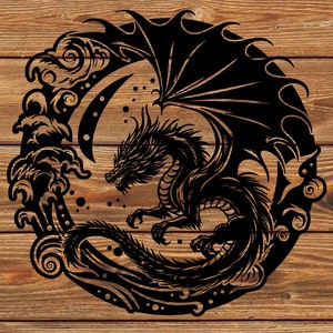 Könnte beinhalten: Schwarz-weiß-Illustration eines Drachen mit Flügeln, die sich um einen Halbmond schlingen. Der Drache ist von stilisierten Wellen umgeben.